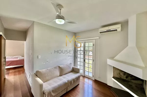Sala íntima com lareira da suíte master