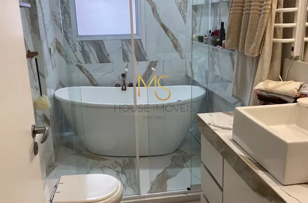 Banheiro da suíte master com banheira e ducha separadas