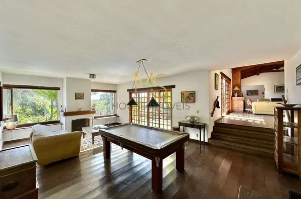 Outra sala com lareira excelente iluminação natural 