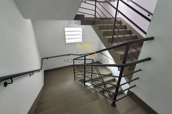 Escadaria de acesso aos andares, bem iluminada, ampla e ventilada