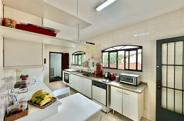 Cozinha bem iluminada e arejada
