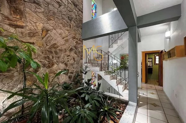 Jardim interno e escadas que levam para os dormitórios