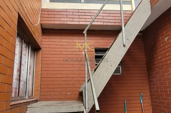 Escada de madeira, para acesso ao pavimento superior, onde a casa está localizada