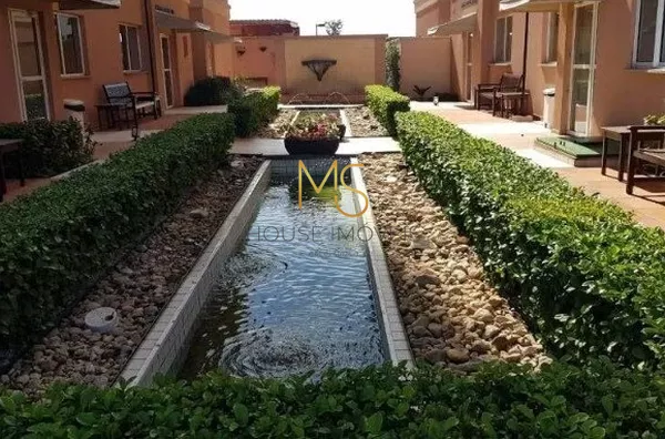 Espelho d'água e paisagismo bem cuidado