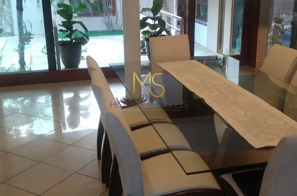 Sala de jantar com vista para a piscina