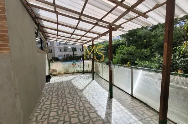 Apoio à área pet com mangueira para lavar as patinhas dos pets