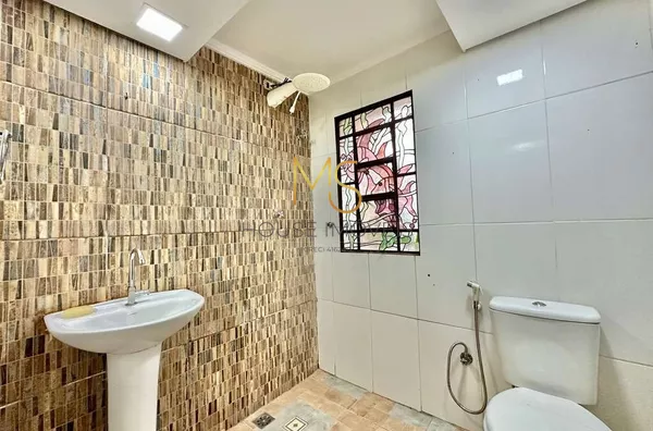 Banheiro do apartamento anexo à casa