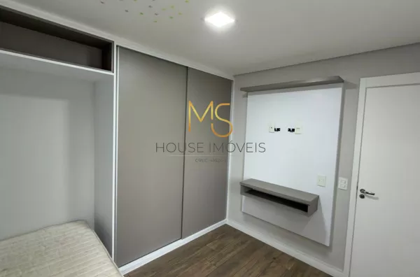 Segundo dormitório com armários planejados, painel para TV e cama de solteiro