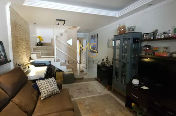 Casa para venda, com 2  dorms, garagem coberta e quintal com área gourmet na Granja Viana, Cotia