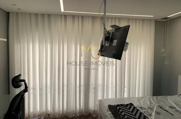 Cortinas suaves que proporcionam privacidade e claridade na medida certa e TV suspensa