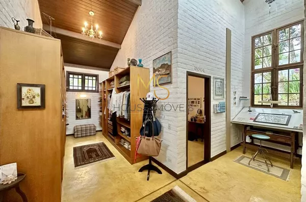 Closet e bancada para estudo