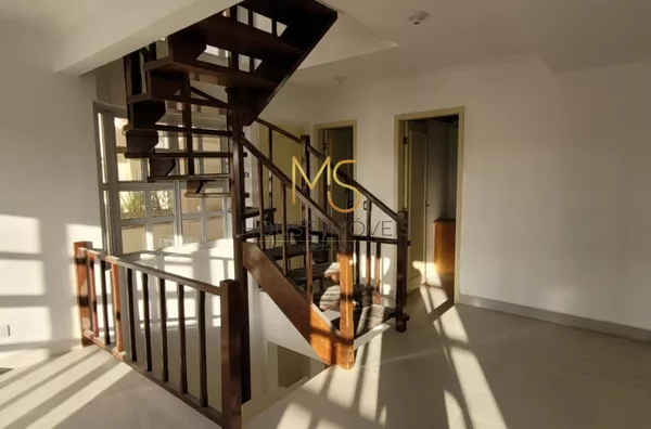 Escada de madeira para o acesso ao piso superior