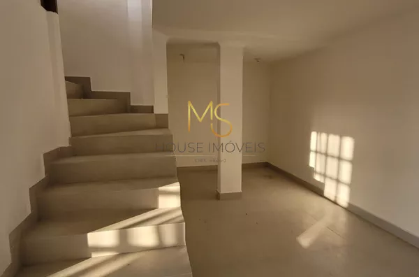 Escada de alvanaria no acesso ao pavimento inferior
