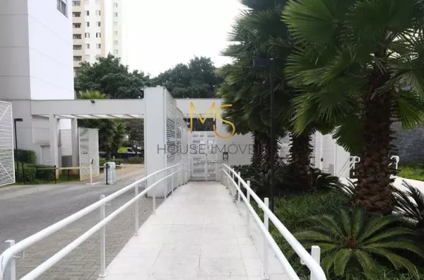 Entrada do condomínio com rampa de acesso