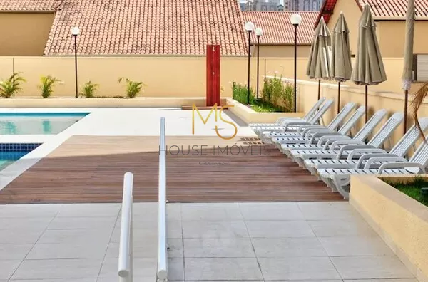 Área da piscina com espreguiçadeiras