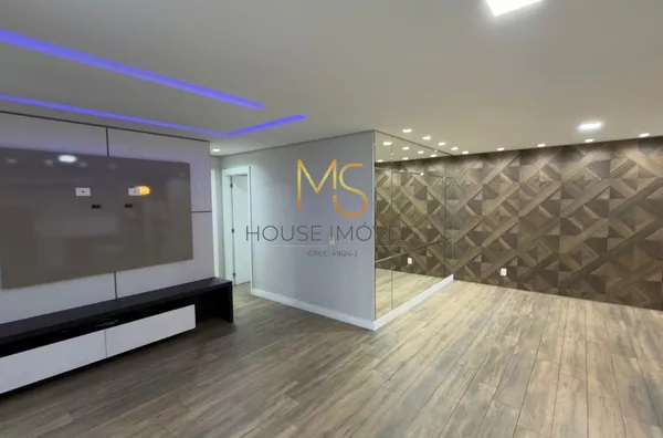 Sala de estar e de jantar, com acabamentos impecáveis, projeto de iluminação e espelhos