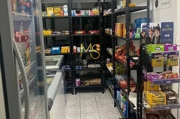 Mercadinho 24 horas com produtos variados e preços acessíveis