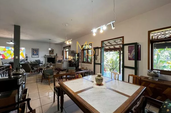 Living para até cinco ambientes (sala de estar, lareira, jantar, bar e um home theater mais reservado).