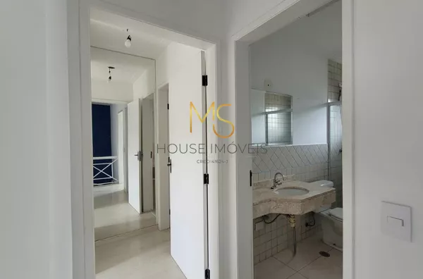 Banheiro que serve os dormitórios e entrada para a suíte do casal