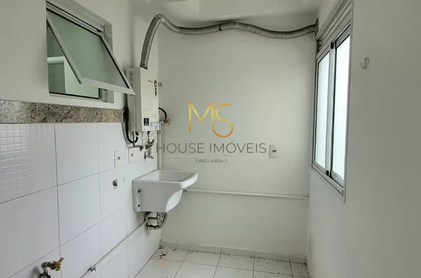 Área de serviço com tanque, janela e excelente ventilação