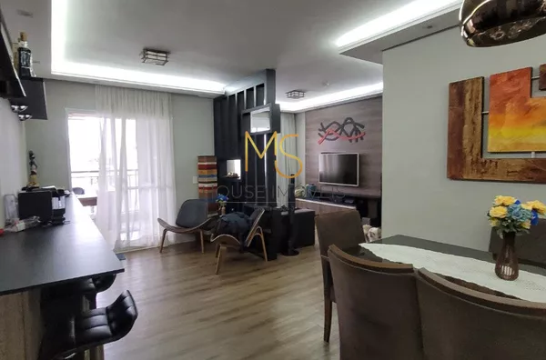 Salas de jantar e de TV conectadas e com muito espaço de circulação