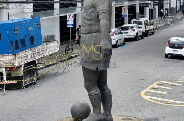 Foto tirada da marquise do prédio, com vista para a estátua do jogador Zito e, ao fundo, o estádio