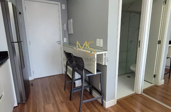 Mesa para refeições, com duas banquetas