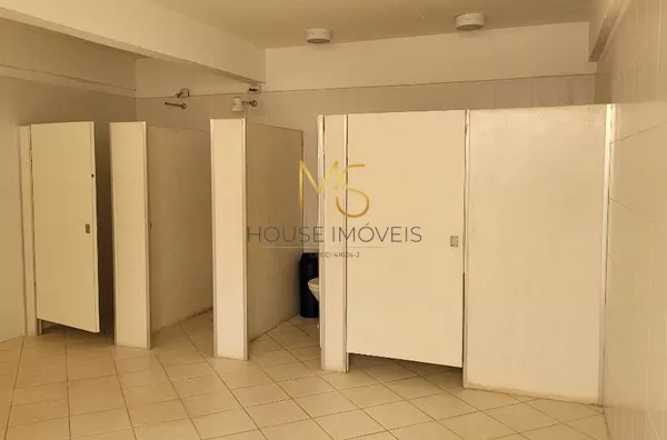 Vestiários masculino e feminino idênticos, com duchas e vaso sanitário