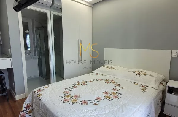 Cama de casal padrão, cabeceira e abajour pendente