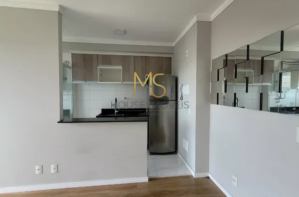 Balcão entre a sala e a cozinha, proporcionando integração entre os ambientes