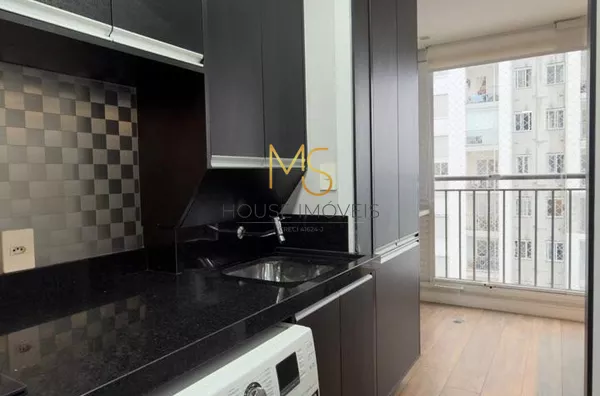 Área de serviço integrada à cozinha, com lavadora de roupas incluída