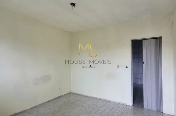 Quarto/sala bem iluminado e com acesso à varanda