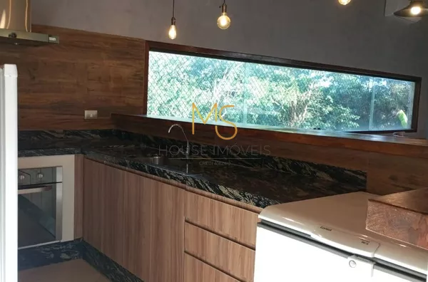 Cozinha do salão de festas com geladeira, freezer, cooktop e forno elétrico