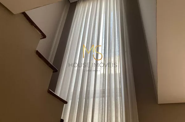 Escada com pé direito duplo