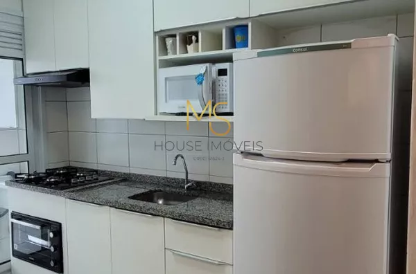 Cozinha completa, equipada com armários planejados, cooktop, forno, depurador de ar, microondas e geladeira
