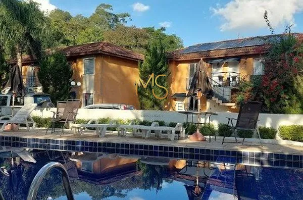 Piscina com as casas ao fundo
