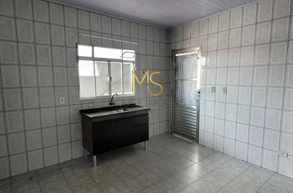 Casa para aluguel com dois cômodos e varanda, no Jardim Novo Horizonte, Carapicuíba, SP
