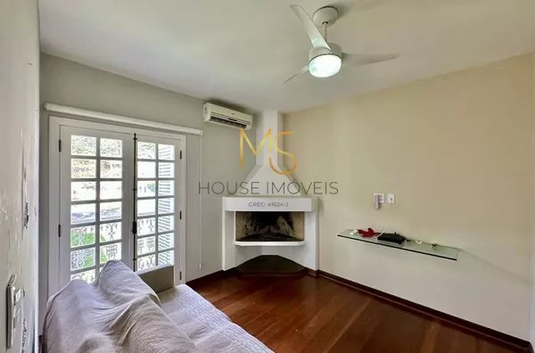 Sala íntima com lareira da suíte master