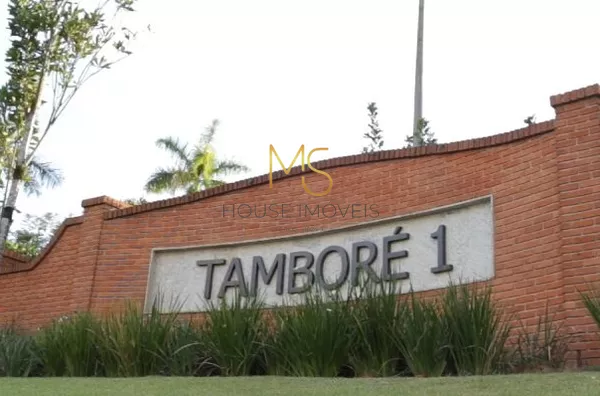 Entrada principal, com o nome do condomínio