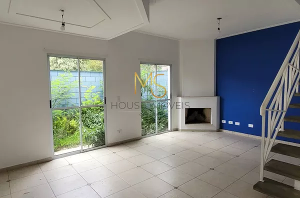 Sala com lareira com espaço para sala de estar e jantar