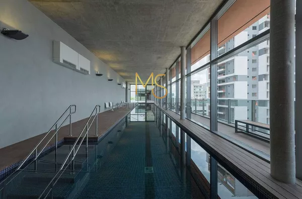 Piscina coberta climatizada com raia de 25 metros