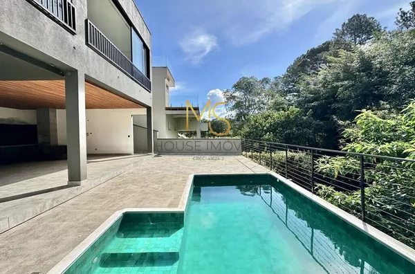Piscina integrada à área gourmet