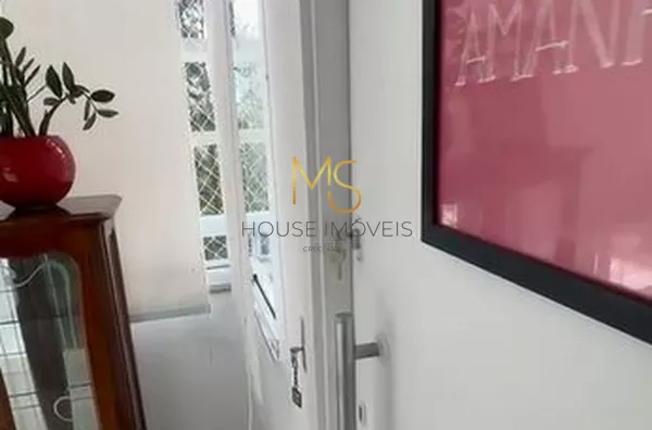 Porta de entrada do apartamento