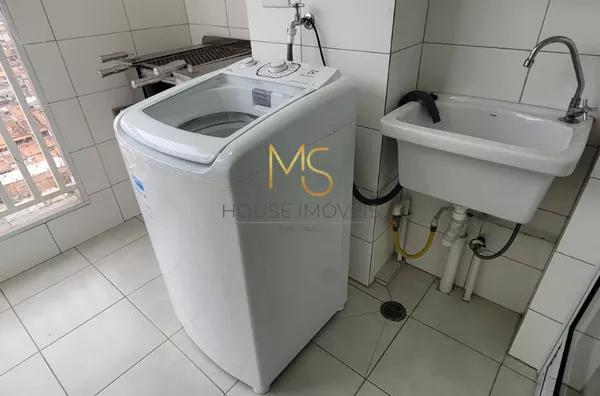 Área de serviço com tanque e máquina de lavar roupas