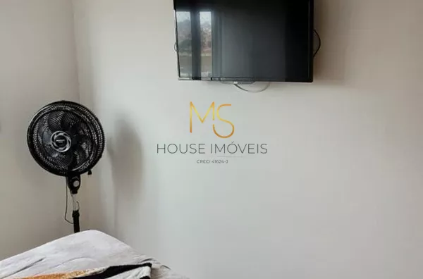 Quarto 1, com TV na parede