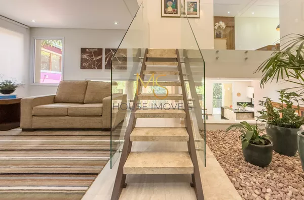 Escadas em mármore Travertino com guarda-corpo em vidro