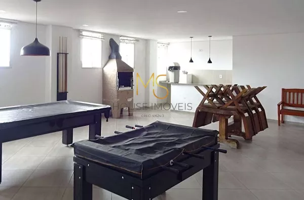 Espaço gourmet, com churrasqueira e mesas de jogos