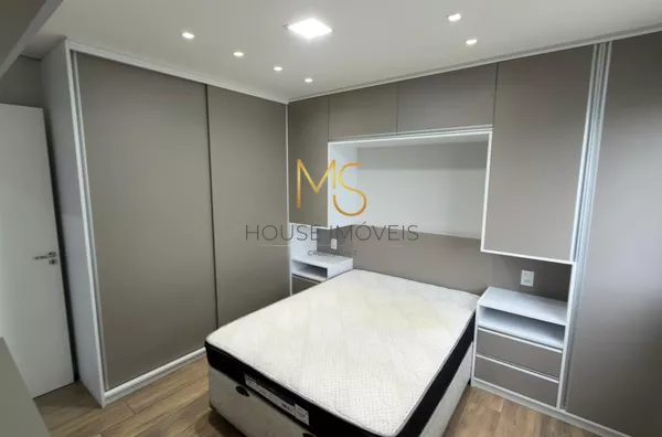 Suíte com armários planejados e cama box