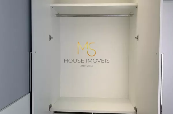 Guarda-roupas com gavetas, cabideiro e espaço para malas