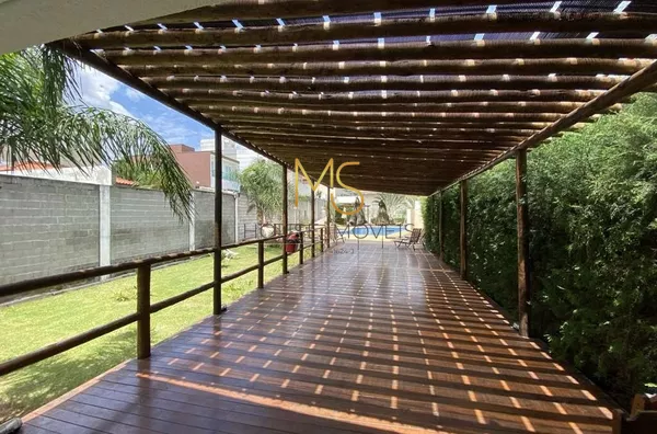 Gazebo existente entre a piscina e a churrasqueira